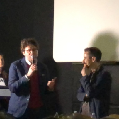 Il Sindaco di Vasto, Francesco Menna, consegna la targa onoraria al regista Alessandro Di Gregorio